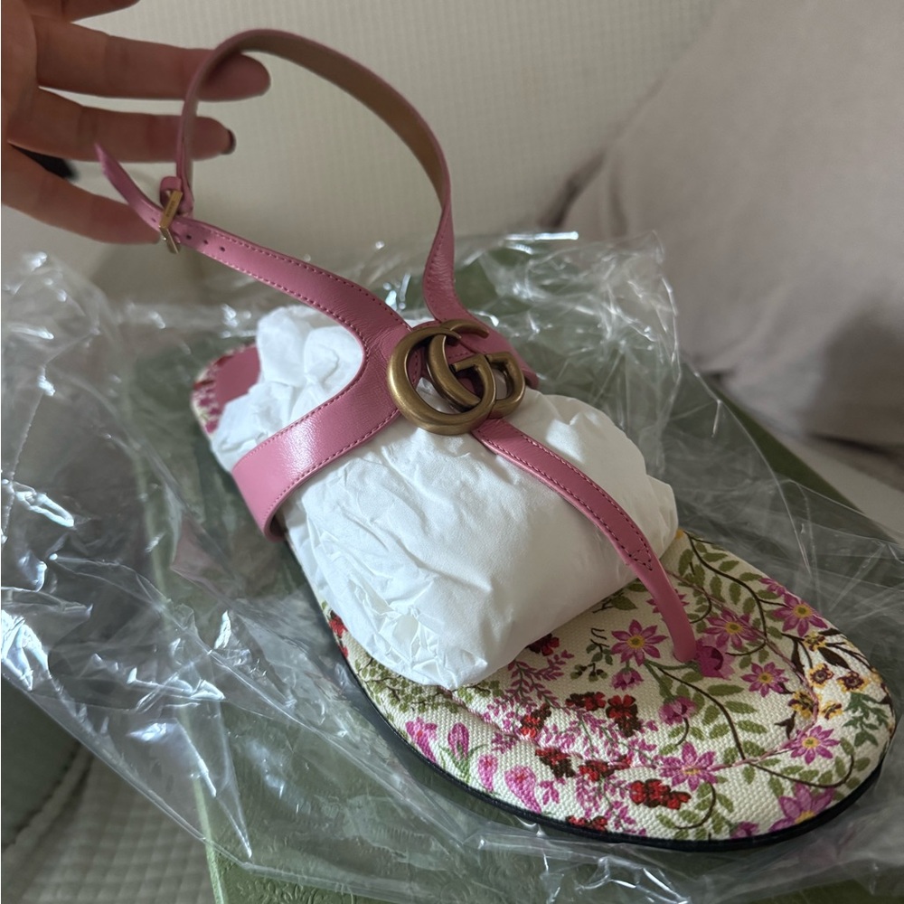Gucci Pink Floral Leather T-Strap Sandal with Gold GG Accent - Picture 3 of 7